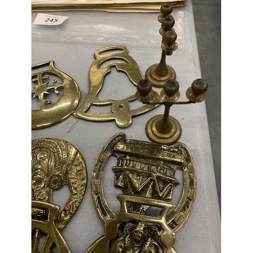 244 - A QUANTITY OF BRASS ITEMS TO INCLUDE HORSE BRASSES, ETC