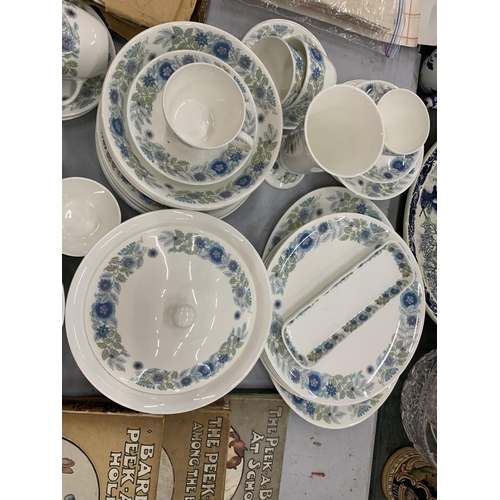 248 - A WEDGWOOD 'CLEMENTINE' PART DINNER SERVICE TO INCLUDE PLATES, BOWLS, SERVING TUREENS, SAUCE BOAT AN... 