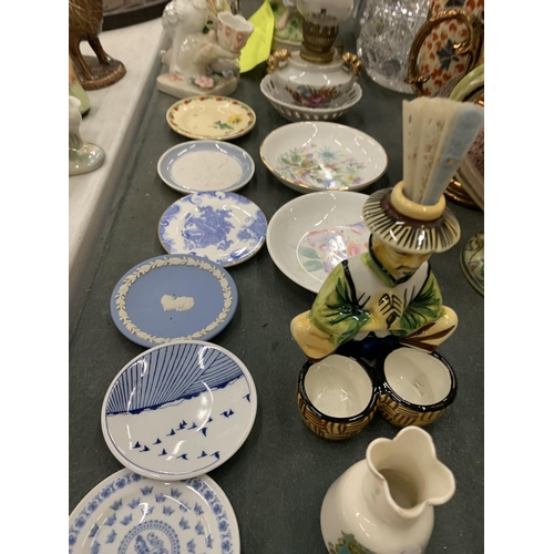 256 - A QUANTITY OF CERAMIC ITEMS TO INCLUDE SMALL PLATES, FIGURES, ETC