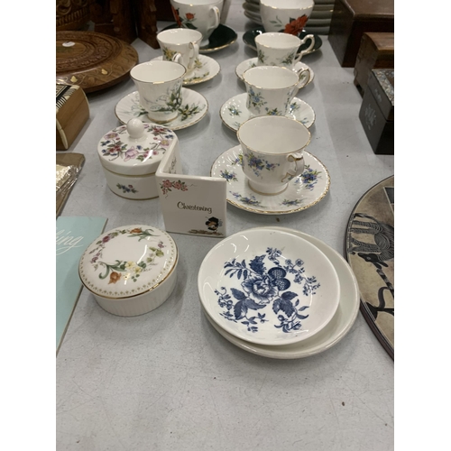 279 - A QUANTITY OF VINTAGE CUPS AND SAUCERS TO INCLUDE ROYAL ALBERT 'TAHINI' AND ROYAL WINDSOR PLUS A WED... 