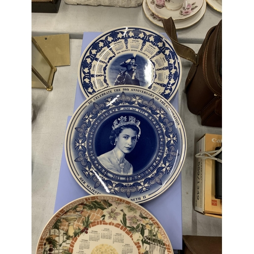 284 - FOUR WEDGWOOD CABINET/WALL PLATES, THREE ROYAL COMMEMORATIVE AND ONE A 2004 CALENDAR PLATE ALL BOXED