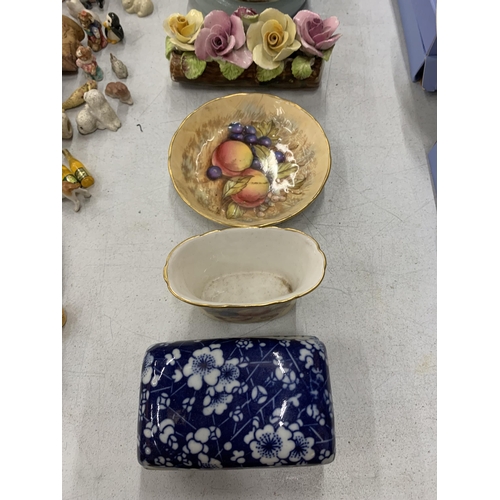 285 - A QUANTITY OF ITEMS TO INCLUDE AYNSLEY PIN TRAY - A/F - AND SMALL VASE WITH FRUIT PATTERN, TRINKET B... 