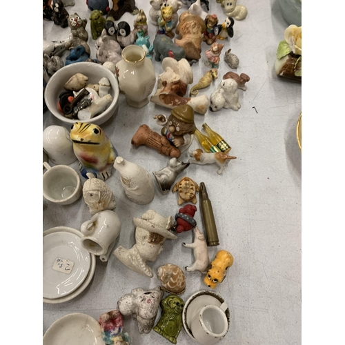 286 - A LARGE QUANTITY OF MINIATURE ITEMS TO INCLUDE PLATES, ANIMAL FIGURES, GLASSWARE, ETC