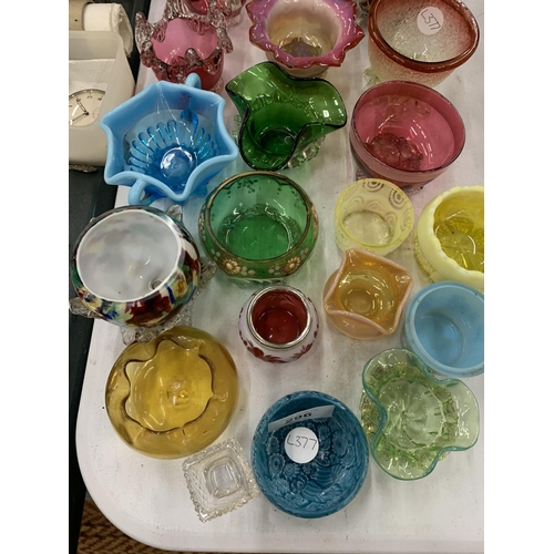 296 - A LARGE QUANTITY OF SMALL GLASSWARE BOWLS TO INCLUDE VASELINE GLASS, CRANBERRY, MURANO STYLE, ETC