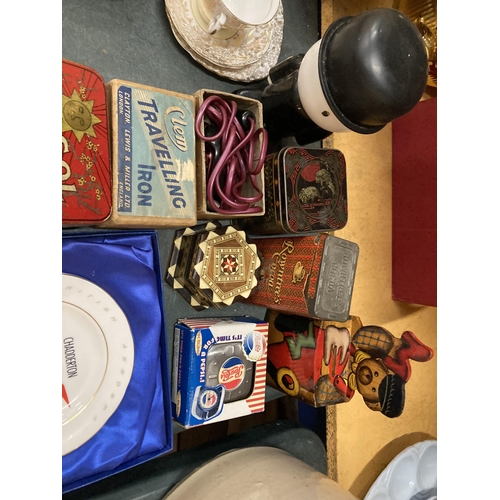 1000 - A MIXED LOT TO INCLUDE VINTAGE TINS, A TRAVEL IRON, A BOXED BRITISH AEROSPACE GOLDEN ANNIVERSARY PLA... 