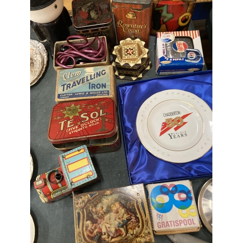 1000 - A MIXED LOT TO INCLUDE VINTAGE TINS, A TRAVEL IRON, A BOXED BRITISH AEROSPACE GOLDEN ANNIVERSARY PLA... 