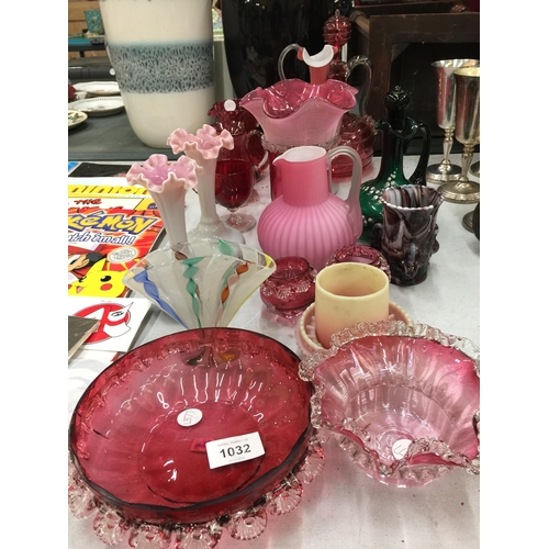 1032 - A QUANTITY OF CRANBERRY GLASS TO INCLUDE JUGS AND BOWLS PLUS A GREEN MARY GREGORY STYLE JUG WITH STO... 