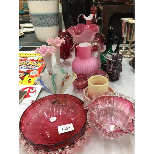 1032 - A QUANTITY OF CRANBERRY GLASS TO INCLUDE JUGS AND BOWLS PLUS A GREEN MARY GREGORY STYLE JUG WITH STO... 