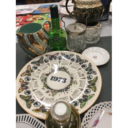 1053 - A MIXED LOT TO INCLUDE DECORATIVE PLATES, A SILVER PLATED AND GLASS PRESERVE POT, A SADLER JUG, ETC