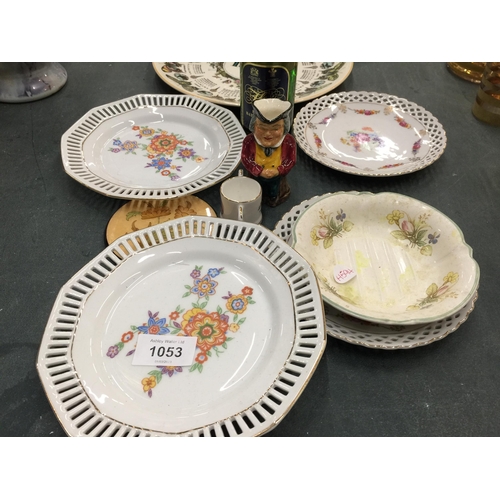 1053 - A MIXED LOT TO INCLUDE DECORATIVE PLATES, A SILVER PLATED AND GLASS PRESERVE POT, A SADLER JUG, ETC