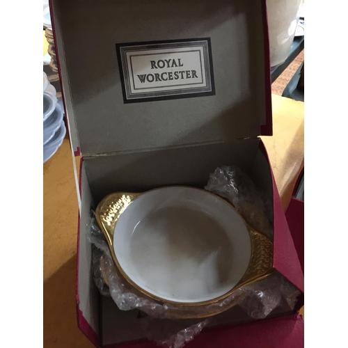 1071 - A LARGE QUANTITY OF BOXED AND UNBOXED ROYAL WORCESTER IN A GOLD COLOURWAY TO INCLUDE CUPS AND SAUCER... 