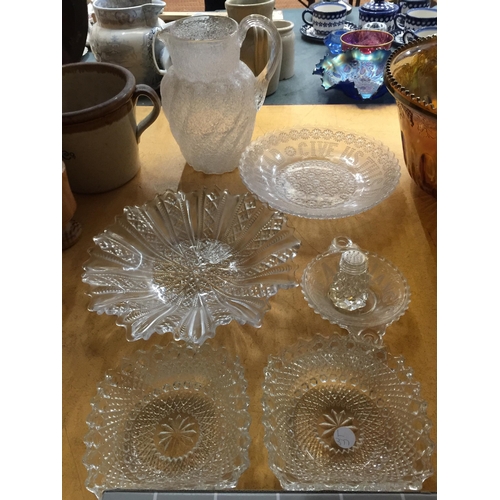 1074 - A QUANTITY OF GLASSWARE TO INCLUDE A LARGE 'CRACKLE' WATER JUG, SERVING PLATES, A BOXED SET OF DESSE... 