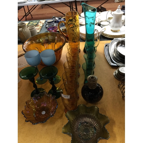 1075 - A LARGE QUANTITY OF GLASSWARE TO INCLUDE A PUNCH BOWL AND LADEL, SANGRIA JUG AND GLASSES, RETRO GREE... 