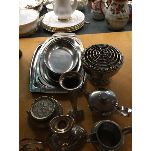 1076 - A QUANTITY OF SILVER PLATED ITEMS TO INCLUDE SERVING BOWLS WITH BLUE GLASS LINERS, A CANDLESTICK, BU... 