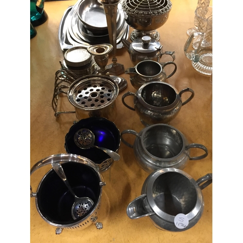 1076 - A QUANTITY OF SILVER PLATED ITEMS TO INCLUDE SERVING BOWLS WITH BLUE GLASS LINERS, A CANDLESTICK, BU... 