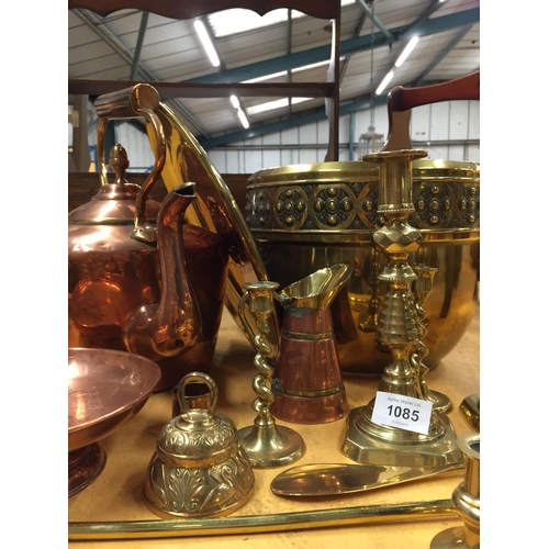 1085 - A QUANTITY OF ITEMS TO INCLUDE A COPPER KETTLE, JUG AND BOWL PLUS A LARGE BRASS PLANTER, CANDLESTICK... 