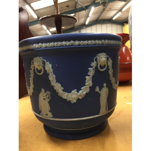 1087 - A LARGE DARK BLUE WEDGWOOD JASPERWARE PLANTER, PLUS TWO VASES