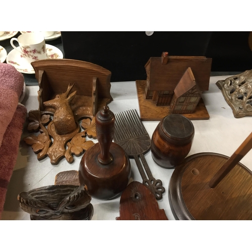 1091 - A QUANTITY OF VINTAGE TREEN ITEMS TO INCLUDE A FAN WITH A MIRROR, A WALL SCONCE, OWL DOOR WEDGE, 189... 