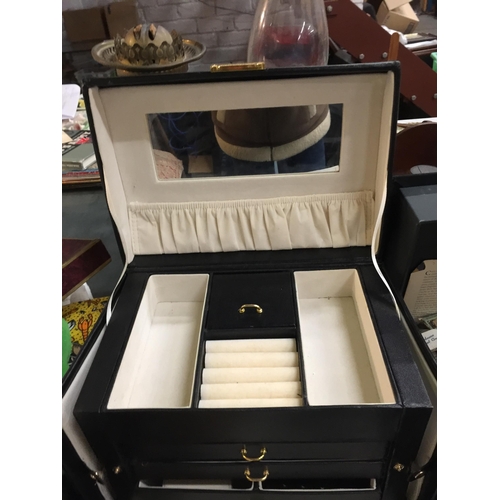 1099 - A LEATHER LOOK JEWELLERY BOX WITH A STERLING SILVER BOXED NECKLACE AND EARRINGS AND BRASS COLOURED P... 