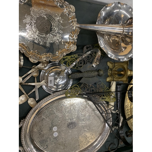 905 - A QUANTITY OF SILVER PLATE AND BRASS ITEMS TO INCLUDE TRAYS, AN EPERGNE, CANDLESTICK A/F, BRACKETS, ... 