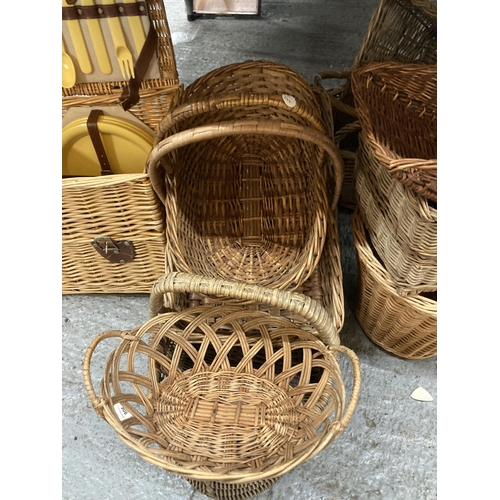 916 - A LARGE QUANTITY OF WICKER BASKETS TO INCLUDE VINTAGE