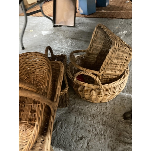 916 - A LARGE QUANTITY OF WICKER BASKETS TO INCLUDE VINTAGE