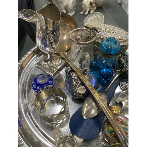 922 - A MIXED LOT TO INCLUDE A SILVER PLATED TRAY, NAPKIN RING, SCENT BOTTLES, HAT PINS, SILVER PLATED JUG... 