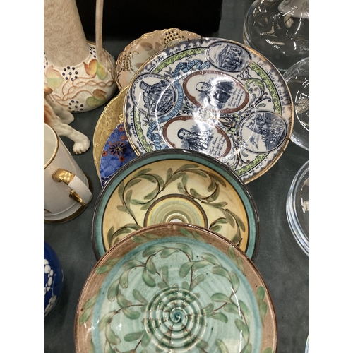 928 - A QUANTITY OF CERAMICS TO INCLUDE RIBBON STYLE PLATES, STUDIO POTTERY BOWLS, A CARLTON WARE DISH, ET... 