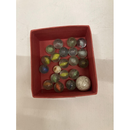 931 - A QUANTITY OF VINTAGE GLASS MARBLES