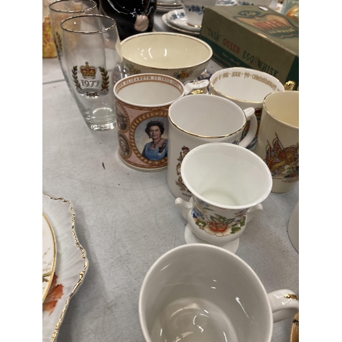 942 - A QUANTITY OF ROYAL MEMORIBILIA CUPS, MUGS AND GLASSES PLUS A TOBY JUG AND AYNSLEY BELL AND PIN TRAY