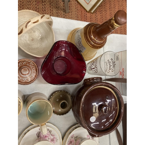 948 - A QUANTITY OF CERAMIC ITEMS TO INCLUDE SADLER TANKARDS, A BELLS DECANTER, FLOWER ARRANGING FROGS, BO... 