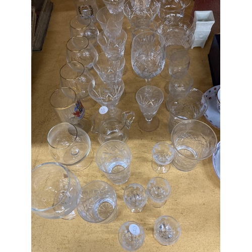 955 - A LARGE QUANTITY OF GLASSWARE TO INCLUDE CUT GLASS - ETCHED DECANTERS, DESSERT BOWLS, LICQUER GLASSE... 