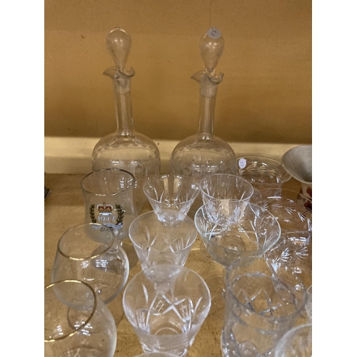 955 - A LARGE QUANTITY OF GLASSWARE TO INCLUDE CUT GLASS - ETCHED DECANTERS, DESSERT BOWLS, LICQUER GLASSE... 