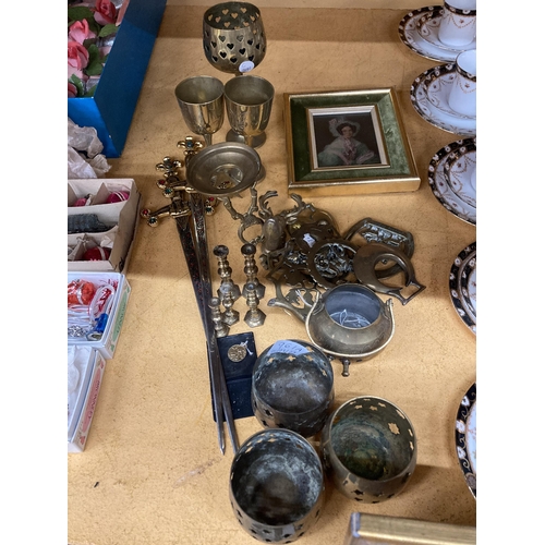 961A - A QUANTITY OF BRASS ITEMS TO INCLUDE GOBLETS, MINI CANDLESTICKS, DECORATIVE SWORDS, ETC