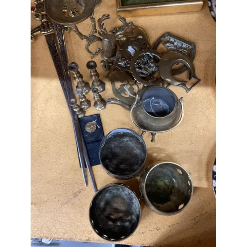 961A - A QUANTITY OF BRASS ITEMS TO INCLUDE GOBLETS, MINI CANDLESTICKS, DECORATIVE SWORDS, ETC