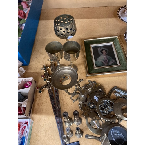 961A - A QUANTITY OF BRASS ITEMS TO INCLUDE GOBLETS, MINI CANDLESTICKS, DECORATIVE SWORDS, ETC