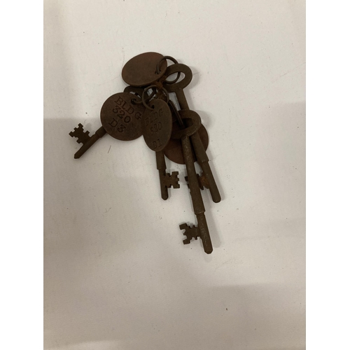 986 - A QUANTITY OF LARGE VINTAGE DOOR KEYS