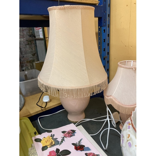 990 - TWO PEACH COLOURED TABLE LAMPS WITH SHADES PLUS A LARGE FLORAL PLANTER