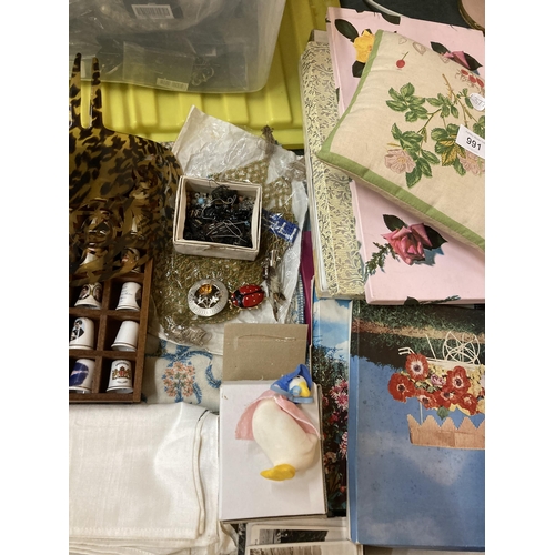 991 - A MIXED LOT TO INCLUDE A THIMBLE RACK WITH THIMBLES, PETER RABBIT BOXED SOAP, COSTUME JEWELLERY BROO... 