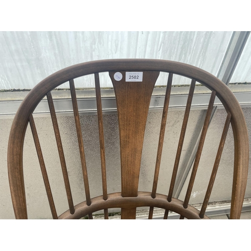 2502 - AN ERCOL ELM WINDSOR CHAIR WITH SPINDLE BACK AND SIDES, WITH CRINOLIN BOW