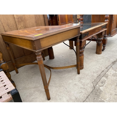 2716 - A HARDWOOD LAMP TABLE WITH GLASS TOP AND METALWARE DECORATION AND MAHOGANY CROSSBANDED COFFEE TABLE