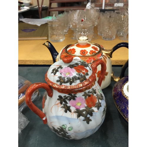 1009 - A QUANTITY OF ITEMS TO INCLUDE AN ORIENTAL STYLE COFFEE POT, CREAM JUG AND SUGAR BASIN PLUS A LIDDED... 