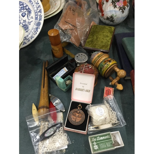 1010 - A SEWING RELATED LOT TO INCLUDE PIN CUSHIONS, A MAUCHLINE WARE NEEDLE BOX, WOMAN'S OWN HANDICRAFT ME... 