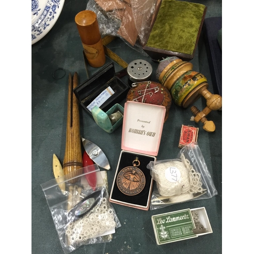 1010 - A SEWING RELATED LOT TO INCLUDE PIN CUSHIONS, A MAUCHLINE WARE NEEDLE BOX, WOMAN'S OWN HANDICRAFT ME... 