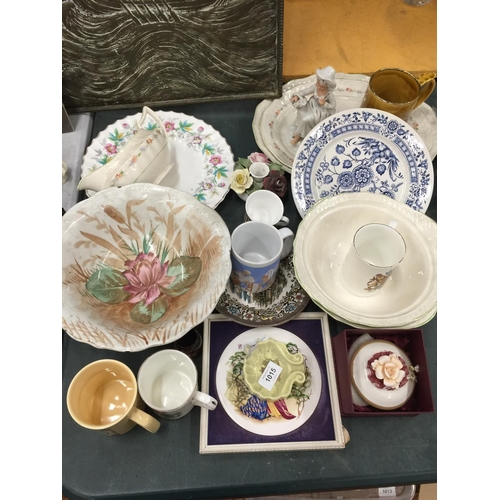 1015 - A LARGE QUANTITY OF CERAMIC ITEMS TO INCLUDE PLATES, BOWLS, COMMEMORATIVE ITEMS, A FRAMED PLAQUE, FL... 