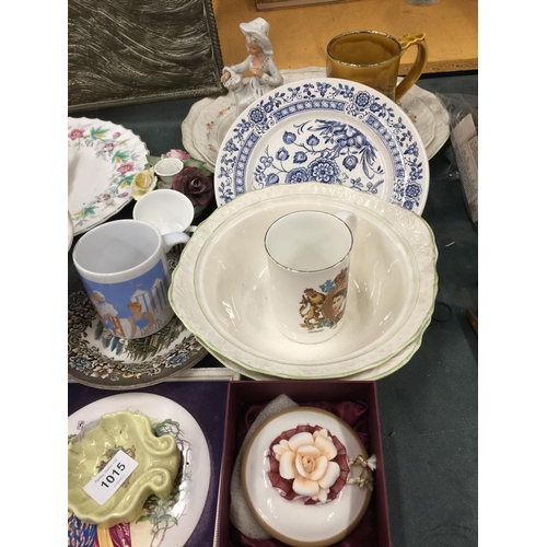 1015 - A LARGE QUANTITY OF CERAMIC ITEMS TO INCLUDE PLATES, BOWLS, COMMEMORATIVE ITEMS, A FRAMED PLAQUE, FL... 