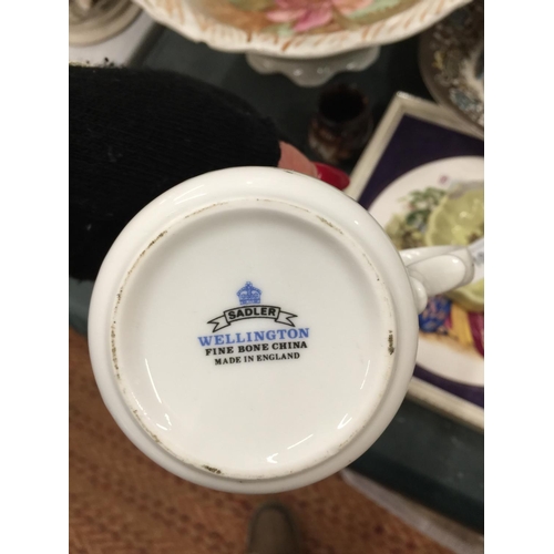 1015 - A LARGE QUANTITY OF CERAMIC ITEMS TO INCLUDE PLATES, BOWLS, COMMEMORATIVE ITEMS, A FRAMED PLAQUE, FL... 