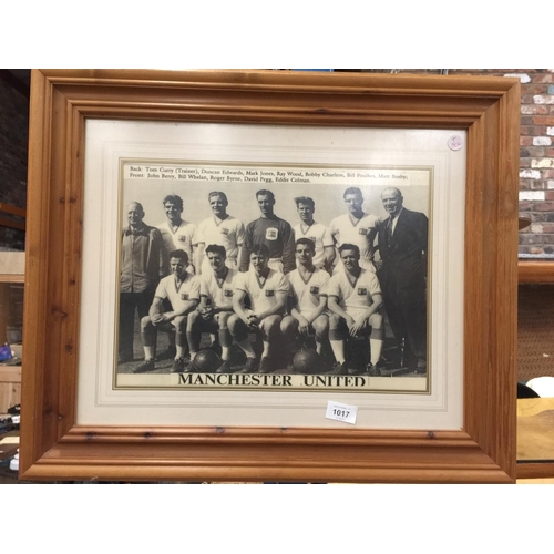 1017 - A FRAMED PRINT OF MANCHESTER UNITED WITH SIR MATT BUSBY AND THE BUSBY BABES