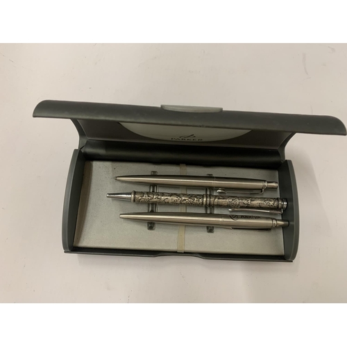 102 - A BOXED SET OF PARKER PENS