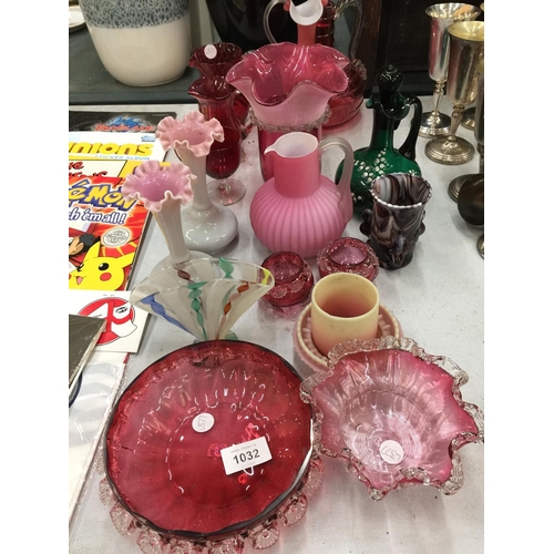 1032 - A QUANTITY OF CRANBERRY GLASS TO INCLUDE JUGS AND BOWLS PLUS A GREEN MARY GREGORY STYLE JUG WITH STO... 